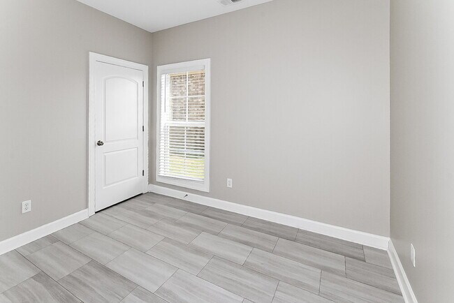 Building Photo - 3400 Valley Crest Dr