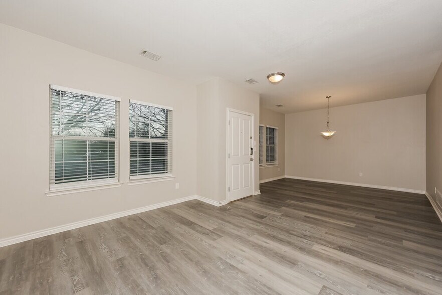 Building Photo - 1106 Longhorn Ln