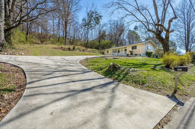 Building Photo - 3 Bedroom, 1 Bath home in the heart of Red...