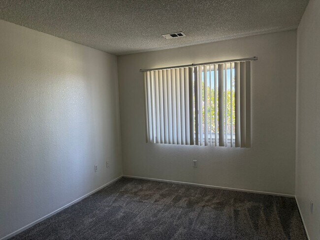 Building Photo - Silverlake's Home- 3 Bedrooms, 2 Bathrooms...