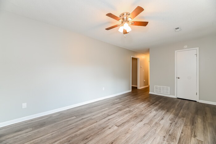 Building Photo - 7720 Mendelwood Dr