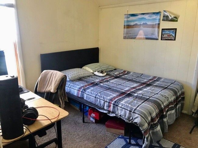 Building Photo - GREAT Remodeled 5BD/2.5BA Property near Di...