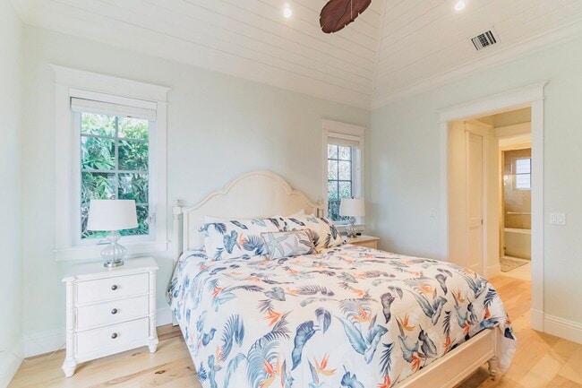 Building Photo - 1127 Miramar Dr