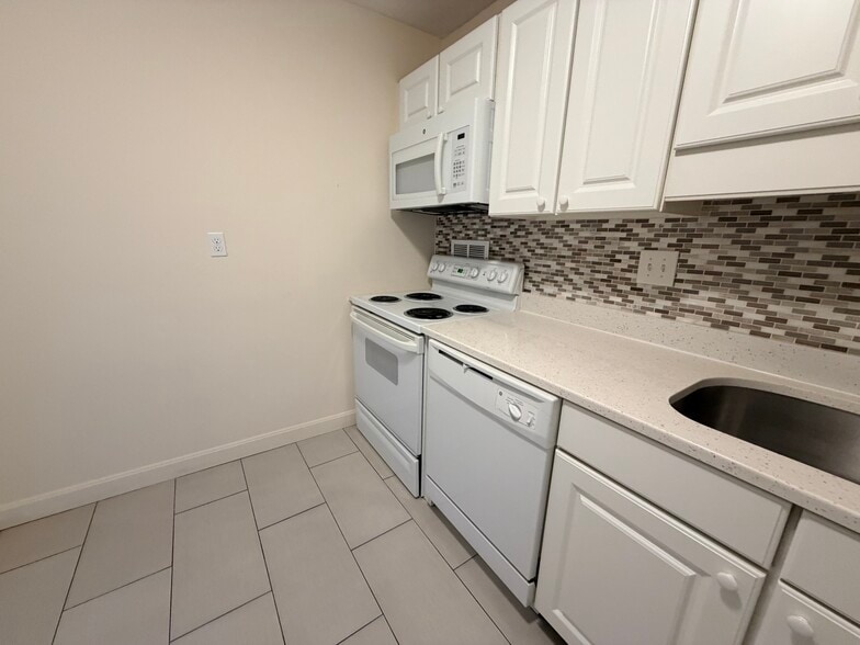 Building Photo - 57 Monmouth St