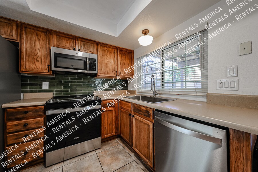 Building Photo - 1140 N Cambridge St