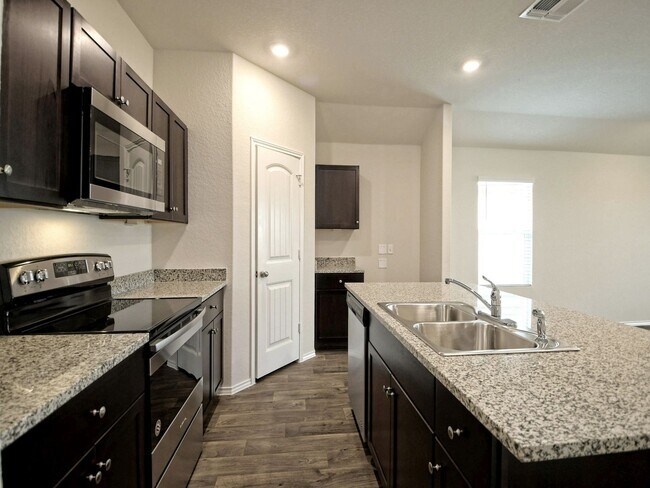Building Photo - 4 BR/ 2 BA in Seguin - 1612 SF in Arroyo Ranch!