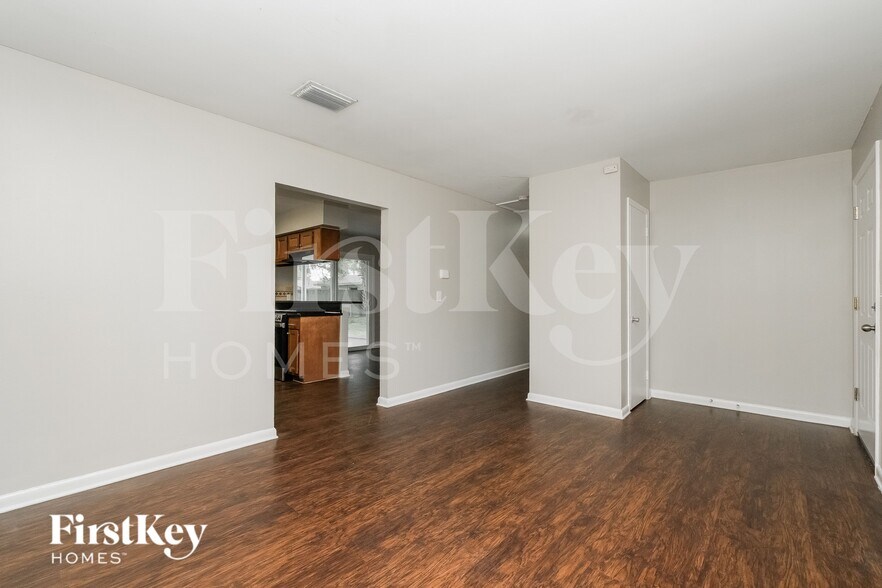 Building Photo - 9331 N Forest Hills Dr
