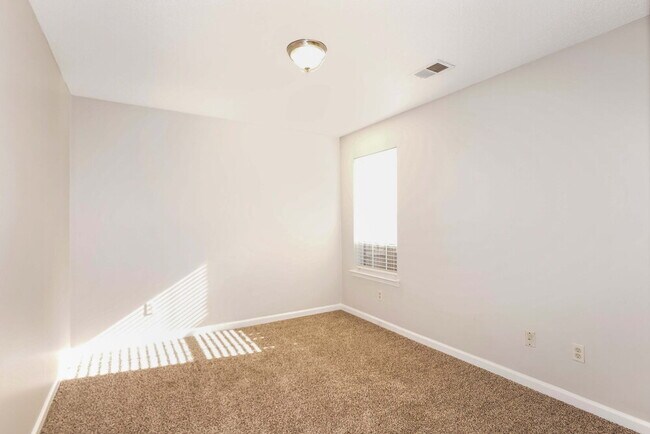 Building Photo - 8445 Clubview Dr