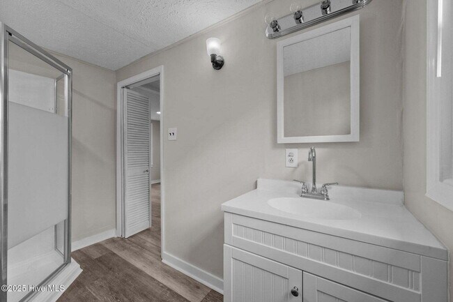 Building Photo - "Charming 4-Bedroom Home with 2 Full Baths on Murrill Hill Road – Your Perfect Jacksonville Retre...