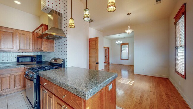 Building Photo - HISTORIC EDO 2/BD 2/BA CONDO