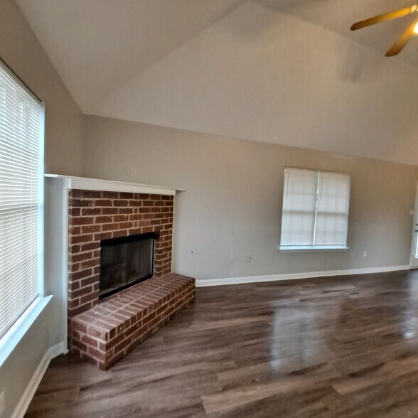 Building Photo - Welcome to this charming 3 bedroom, 2 bath...