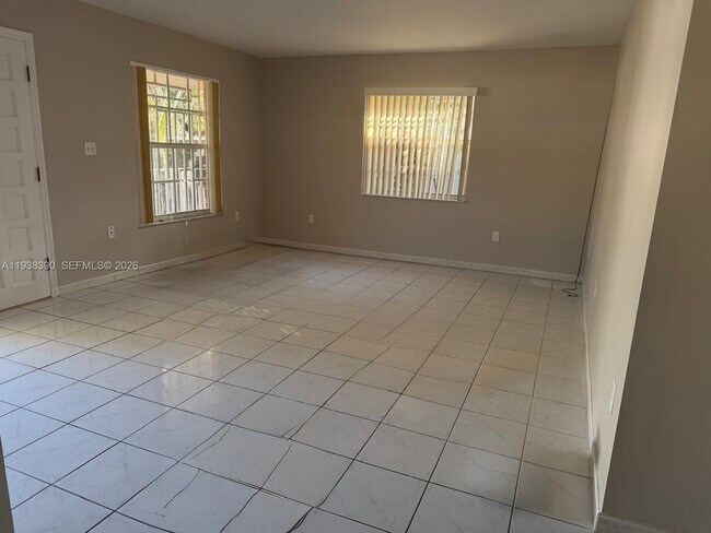 Building Photo - 2912 SW 38th Ct