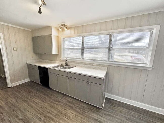 Building Photo - 954 E Holmes Rd