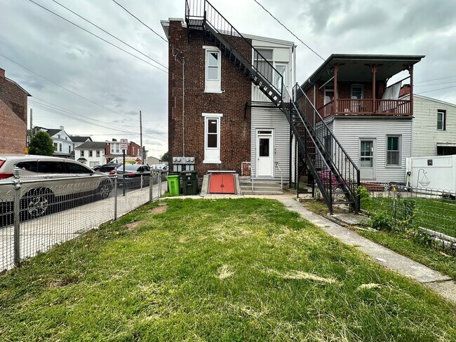 Building Photo - 701 Walnut St