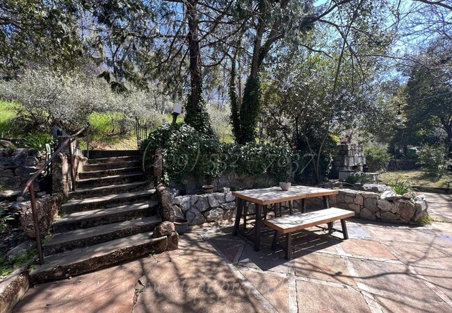 Building Photo - Charming 2 Bedroom 2 Full Bathroom Home Near Downtown Sonora!