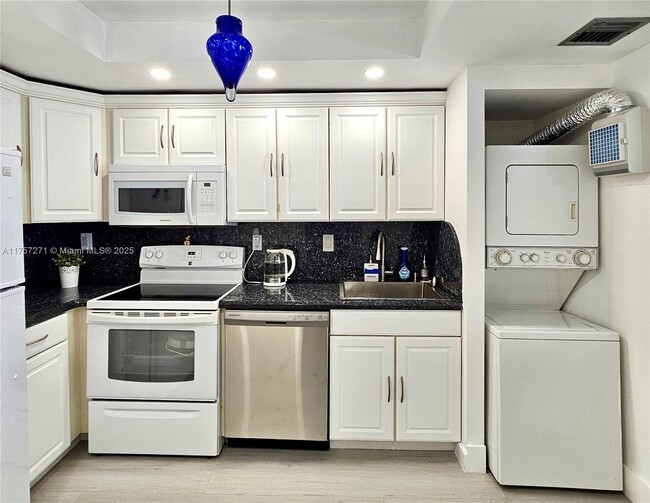 Building Photo - 3731 N Country Club Dr