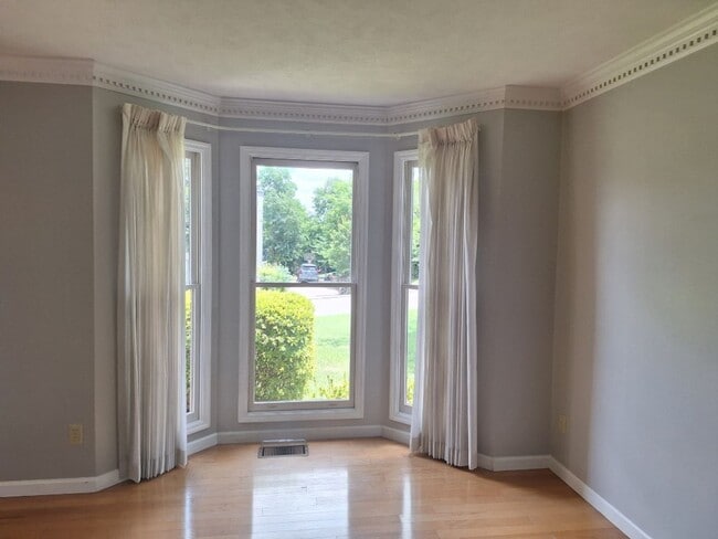 Building Photo - 4bd/3 bath located in desirable neighbor in Fox Den Subdivision in West Knoxville