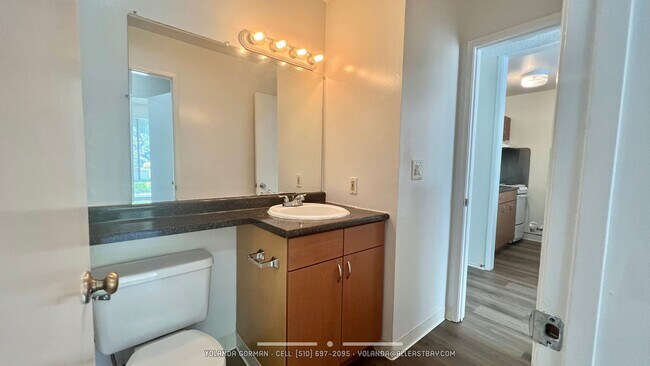 Building Photo - Sweet 2nd floor  studio condo at resort-like Watergate by the Bay in Emeryville!