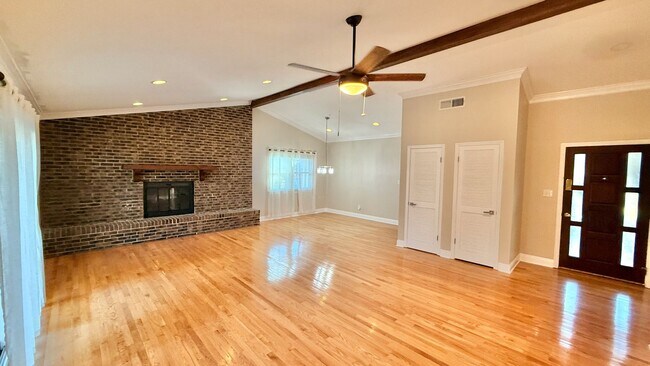 Building Photo - Renovated Home close to TMH avail NOW!!!