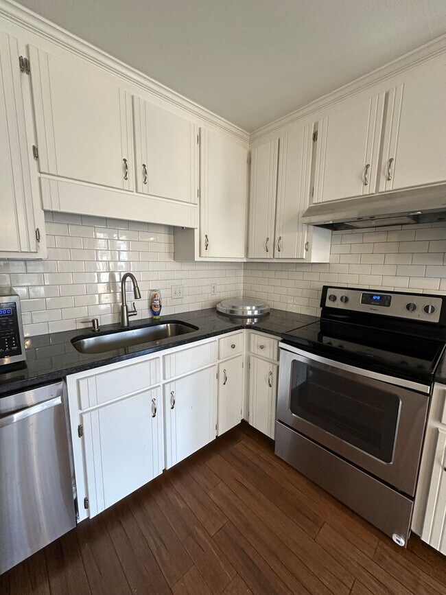 Building Photo - 3 Bedroom, 2 bathroom house on the Eastside, move-in ready