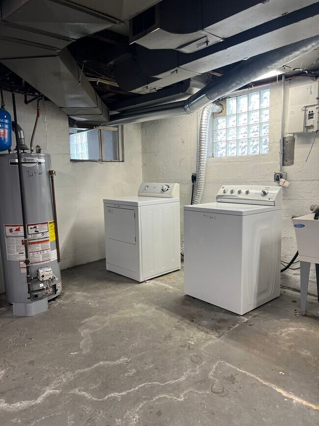 Building Photo - 3 / 4 Bedroom , 2 full Baths Apartment in ...
