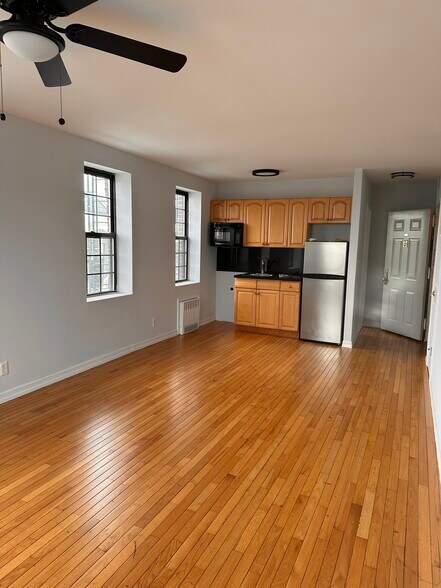 Building Photo - 890 W Beech St