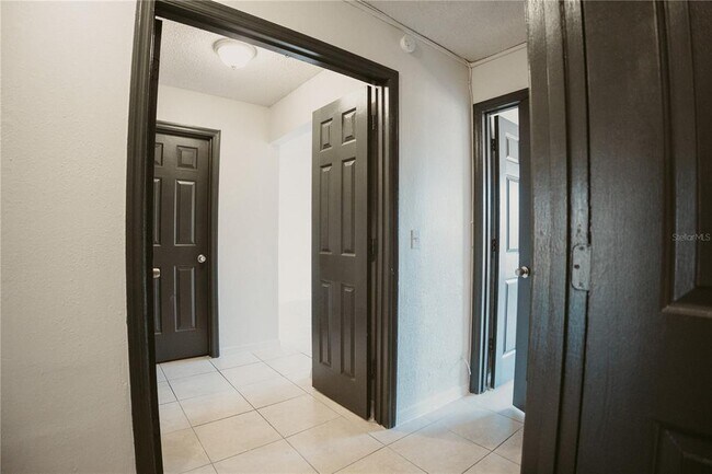 Building Photo - 4162 Versailles Dr