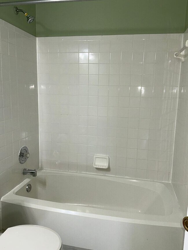 Building Photo - Beautiful 3BR 3.5BA 3 level townhome locat...