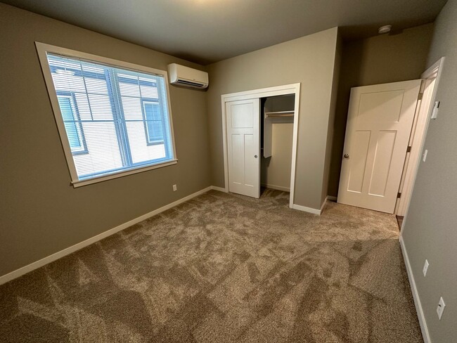 Building Photo - New 5 Bedroom / 5.5 Bath Townhome w/ A/C i...