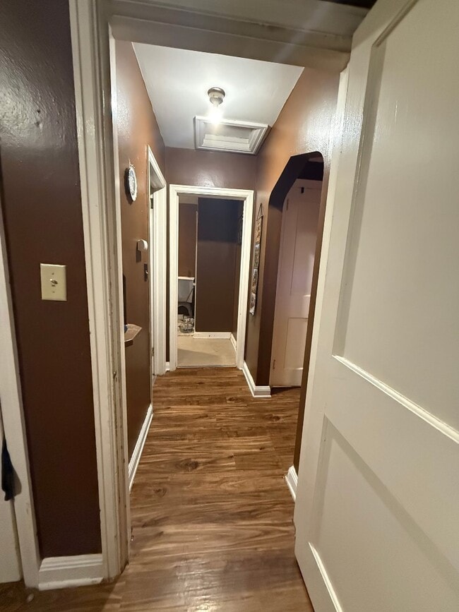 Building Photo - 602 E 7th St