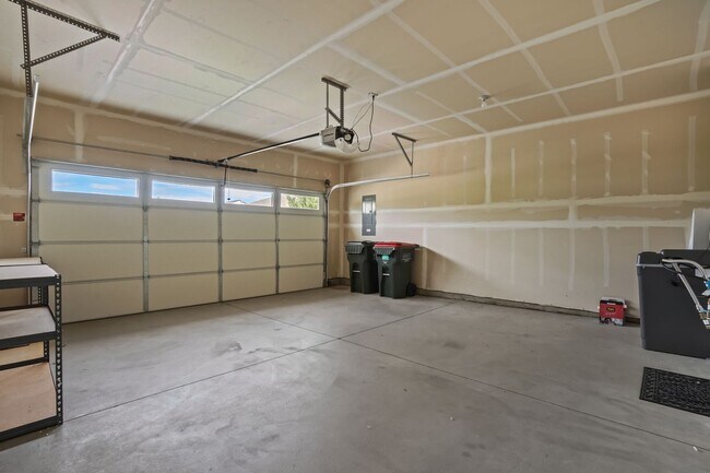 Building Photo - Beautiful 3bd/2.5ba Home w/Office Space & Bonus Loft