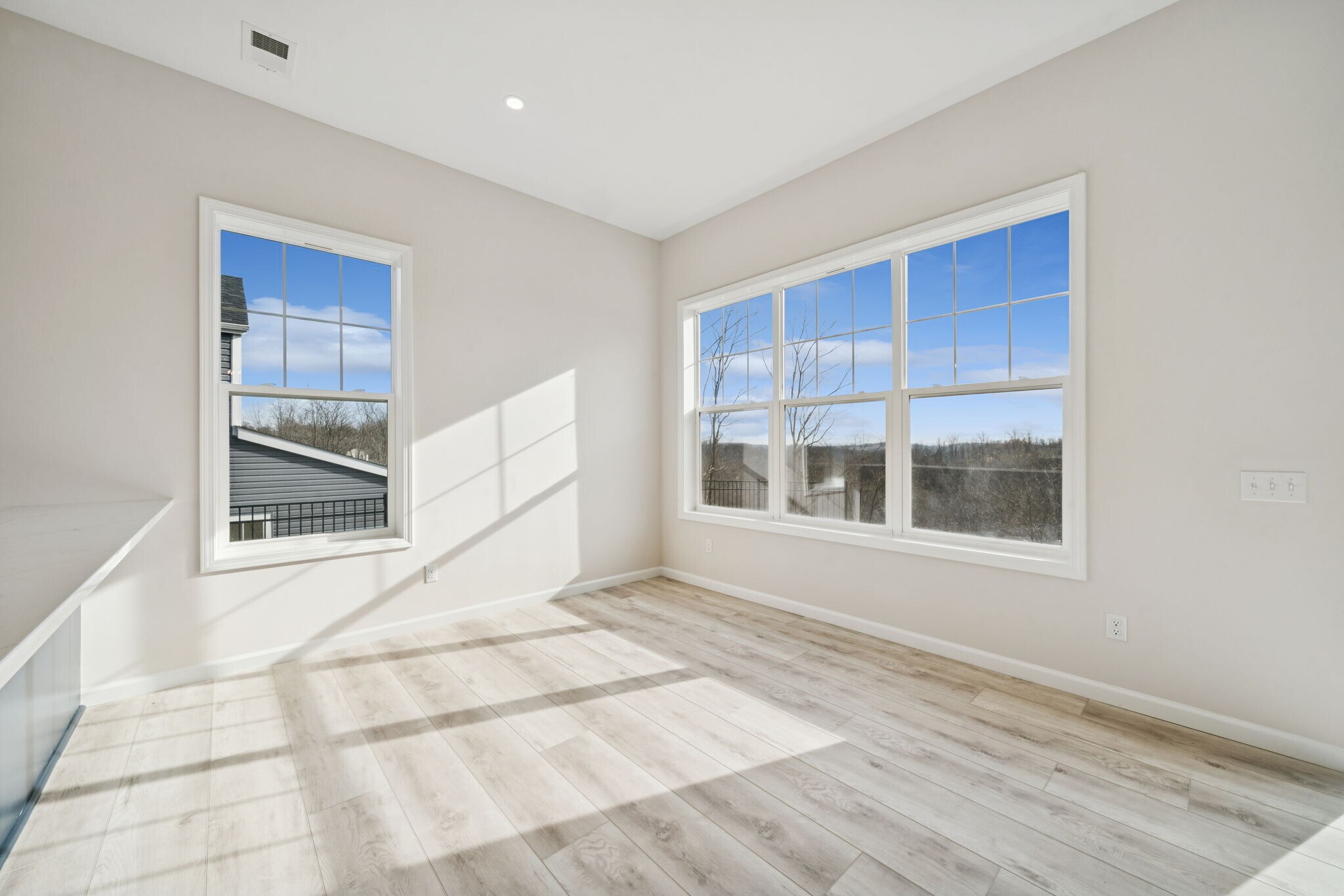 Building Photo - 2217 Lebanon Dr