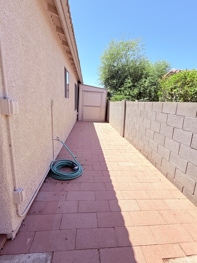 Building Photo - 8010 N Siskiyou Dr