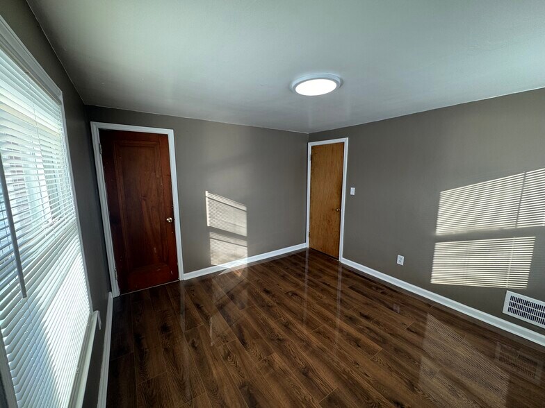 Building Photo - 9200 Evergreen Ave