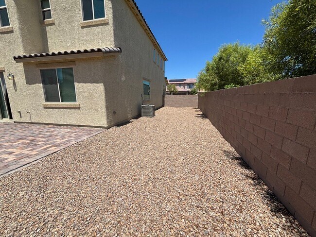Building Photo - Charming 3-Bedroom Home with Spacious Back...