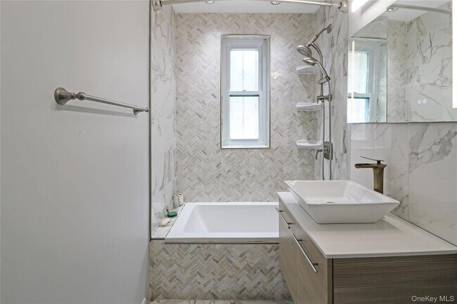 Building Photo - 2630 Kingsbridge Terrace