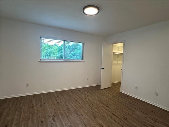 Building Photo - 7621 Scenic Brook Dr