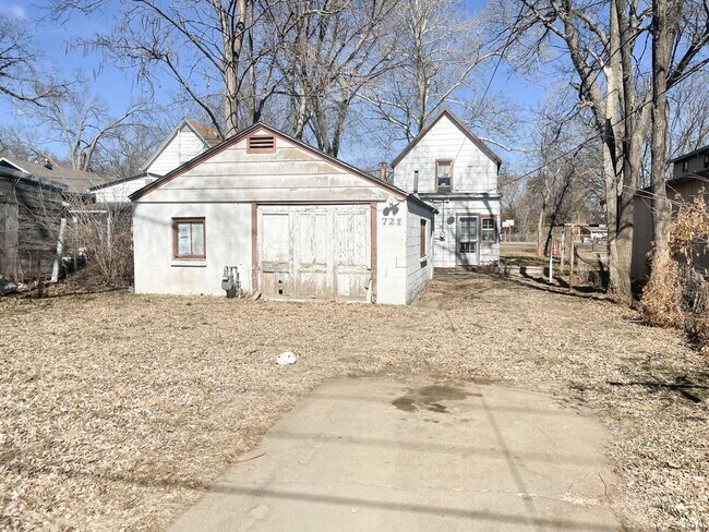 Building Photo - Italian Estates Property Management