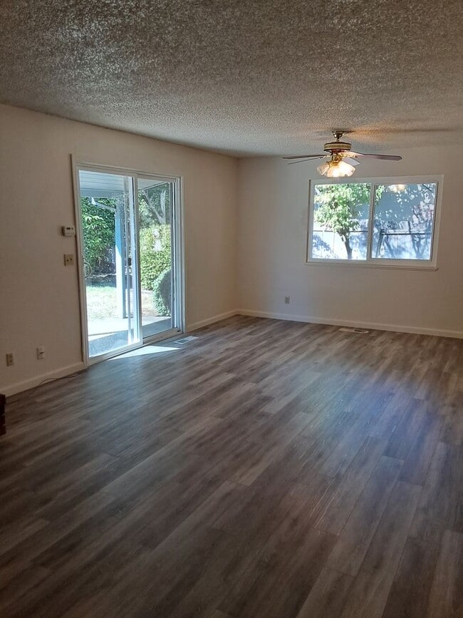 Building Photo - 3 bed/1.5 bath on large corner lot