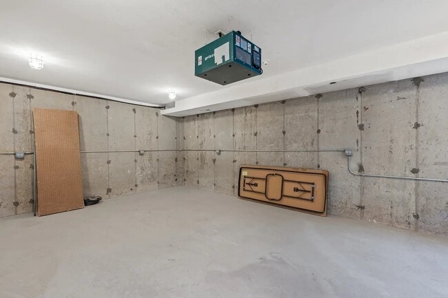 Building Photo - 8 Hampton Ct