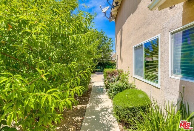 Building Photo - 687 Mt Carmel Dr