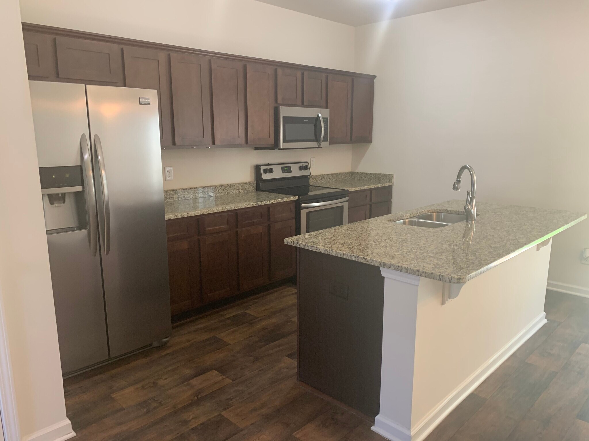 Building Photo - 215 Orange Pond Ct