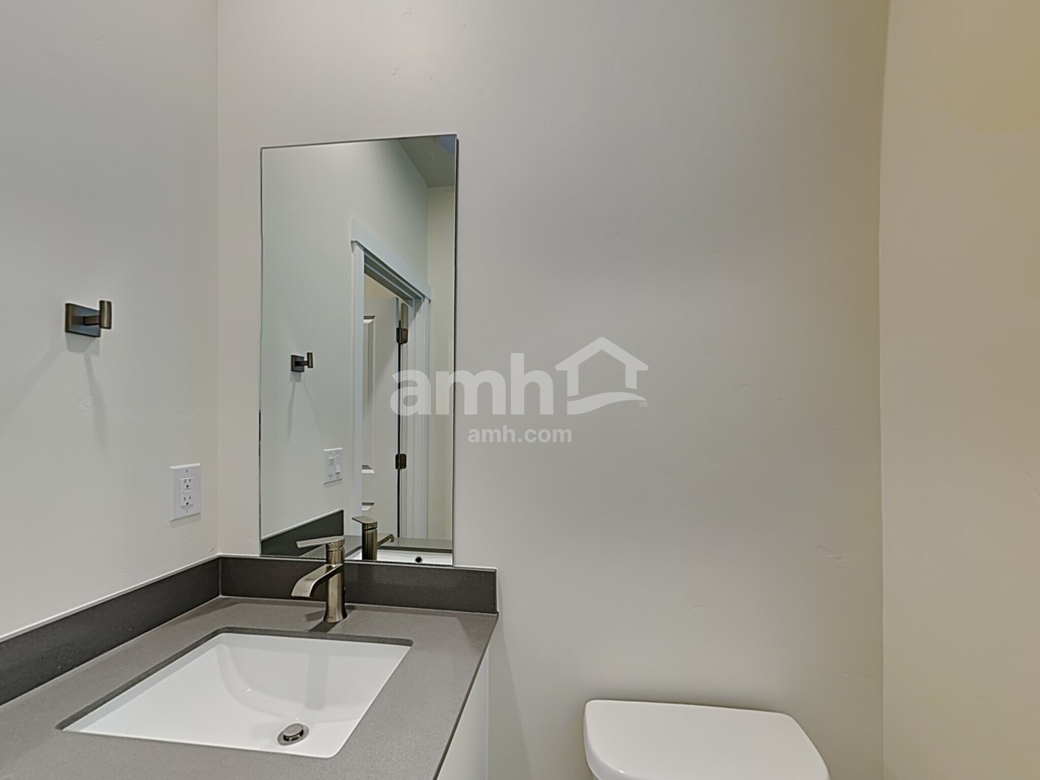 Building Photo - 701 S Rocker Ave