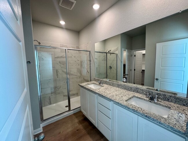 Building Photo - Stunning 4x2.5 Luxury Duplex in Buda, TX!