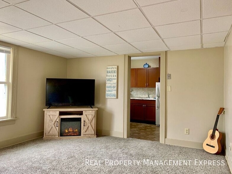Building Photo - 2 Bedroom + Bonus Office in Central Sioux Falls!
