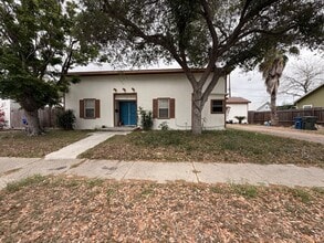 Building Photo - Charming 3-bedroom, 1-bath home is conveniently located with quick access to grocery stores, rest...