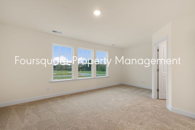 Building Photo - Townhome! | Back Patio with Privacy Fence|...