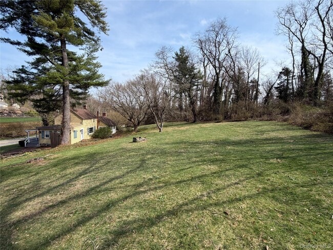 Building Photo - 327 W Neck Rd