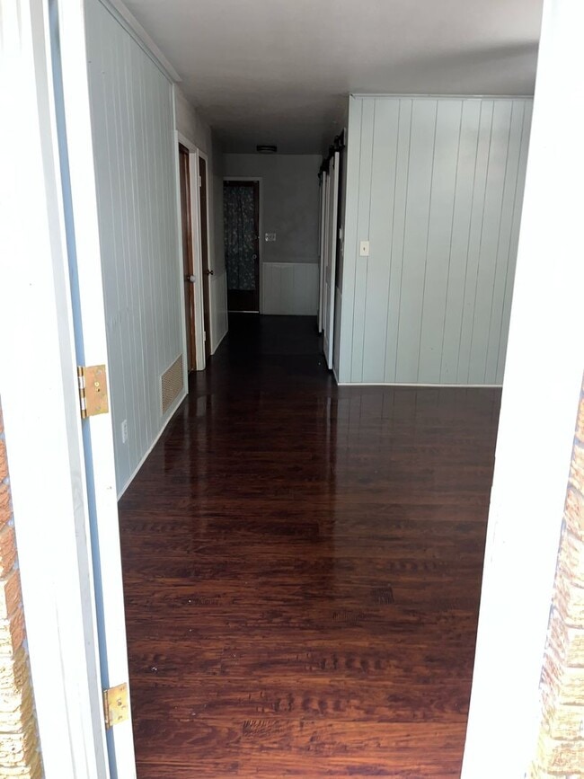 Building Photo - 1030 Manor Pl