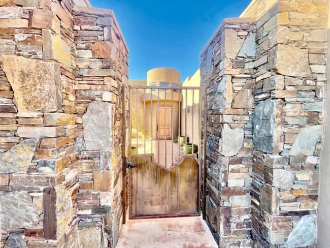 Building Photo - Beautiful Fully Furnished home in an Exclu...